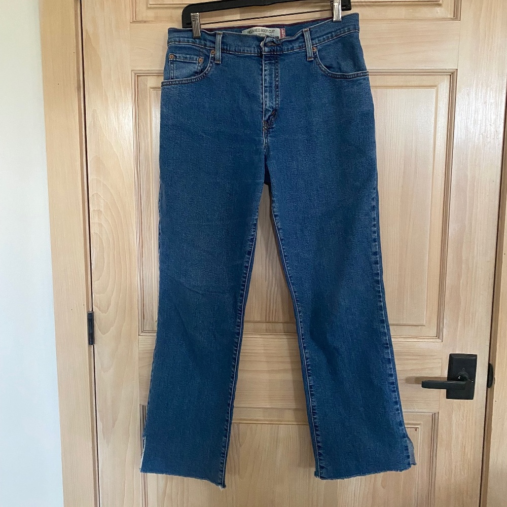 Women’s LEVIS Size 32/29. Blue in colour.  VG condition but hems have been cut.